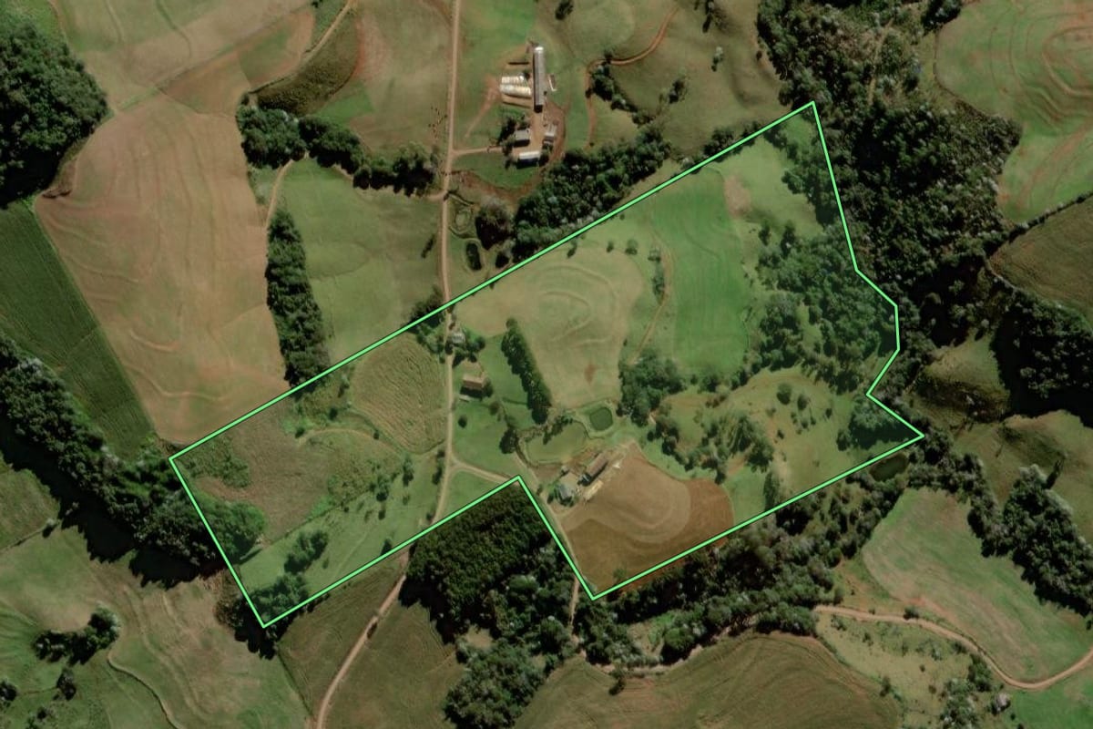 Imagem de satélite do imóvel rural em Francisco Beltrão (PR), com o contorno declarado no CAR desenhado por cima.