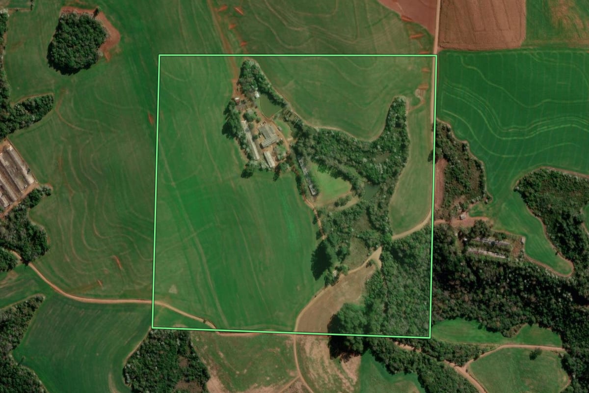 Imagem de satélite do imóvel rural em Francisco Beltrão (PR), com o contorno declarado no CAR desenhado por cima.