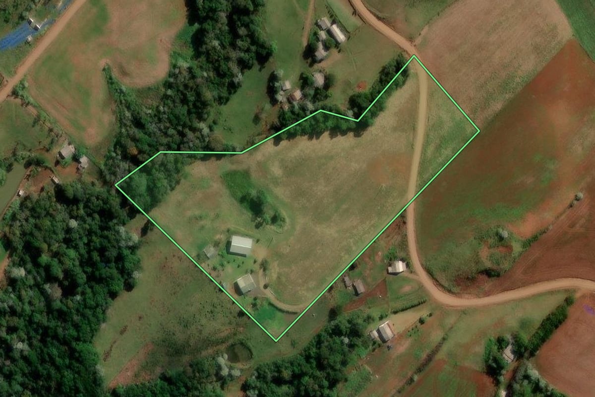 Imagem de satélite do imóvel rural em Francisco Beltrão (PR), com o contorno declarado no CAR desenhado por cima.