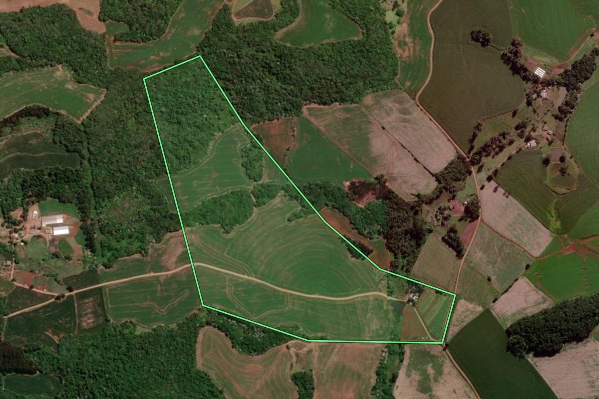Imagem de satélite do imóvel rural em Francisco Beltrão (PR), com o contorno declarado no CAR desenhado por cima.