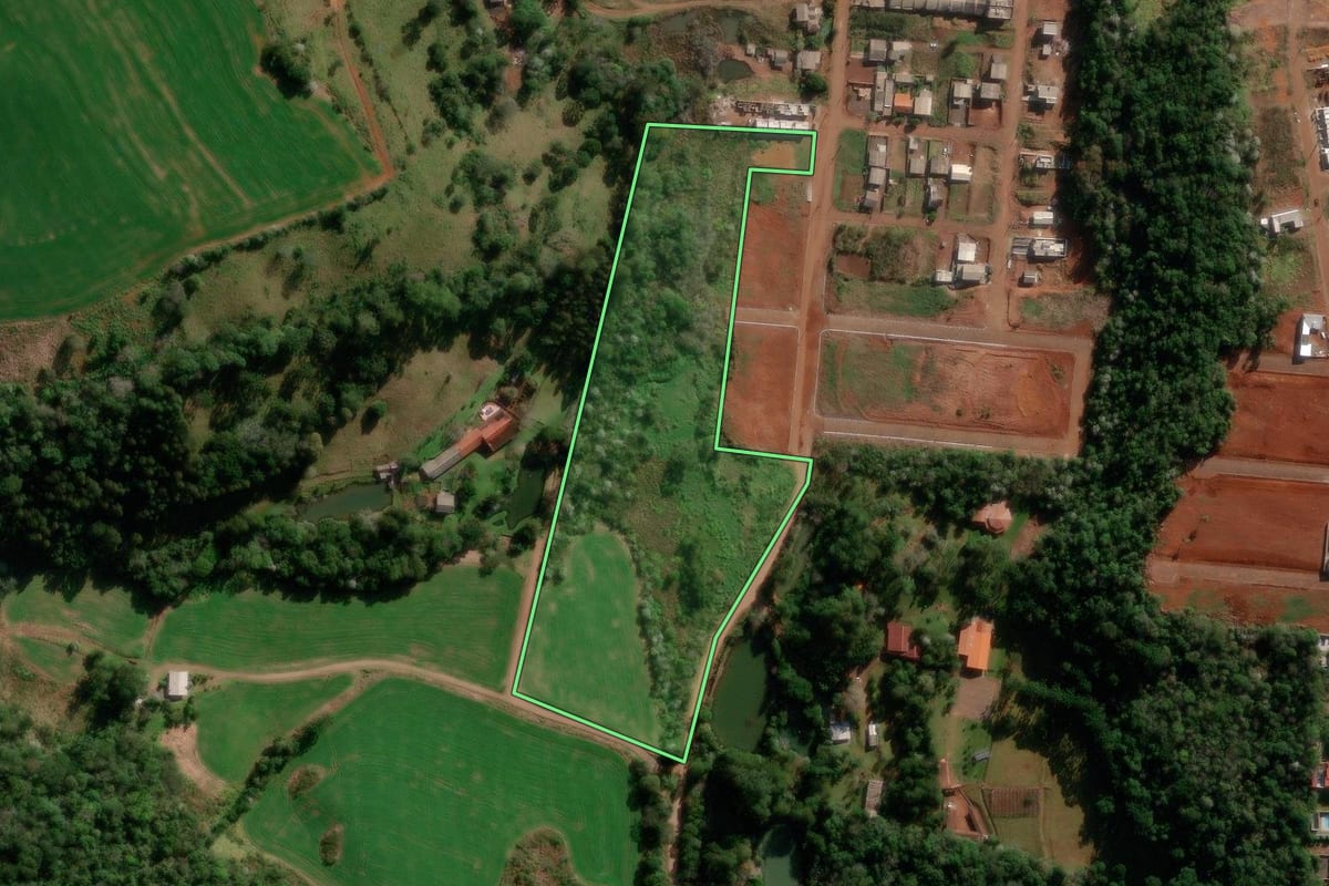 Imagem de satélite do imóvel rural em Francisco Beltrão (PR), com o contorno declarado no CAR desenhado por cima.