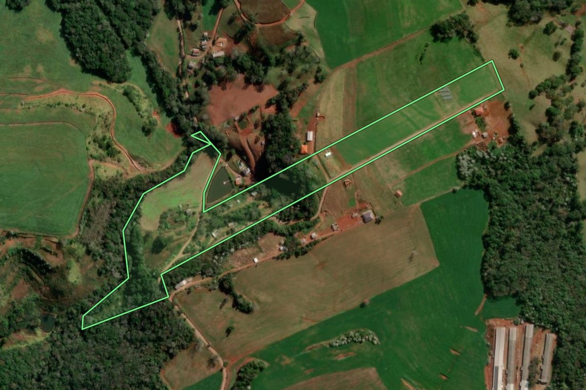 Imagem de satélite do imóvel rural em Francisco Beltrão (PR), com o contorno declarado no CAR desenhado por cima.