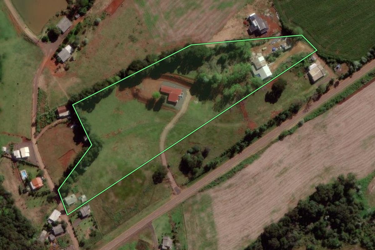 Imagem de satélite do imóvel rural em Francisco Beltrão (PR), com o contorno declarado no CAR desenhado por cima.