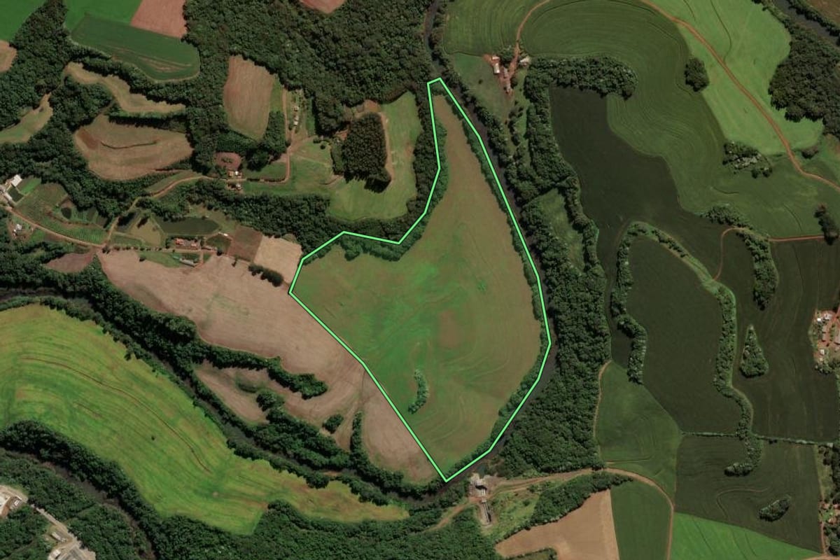 Imagem de satélite do imóvel rural em Francisco Beltrão (PR), com o contorno declarado no CAR desenhado por cima.