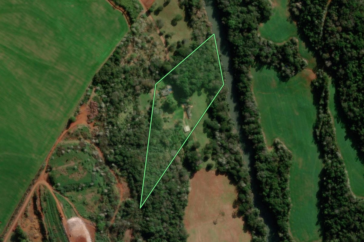 Imagem de satélite do imóvel rural em Francisco Beltrão (PR), com o contorno declarado no CAR desenhado por cima.