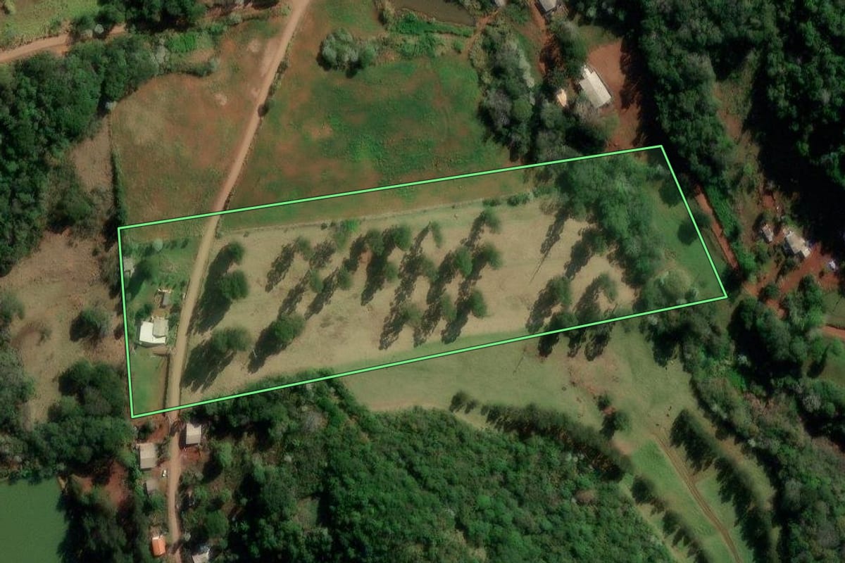 Imagem de satélite do imóvel rural em Francisco Beltrão (PR), com o contorno declarado no CAR desenhado por cima.