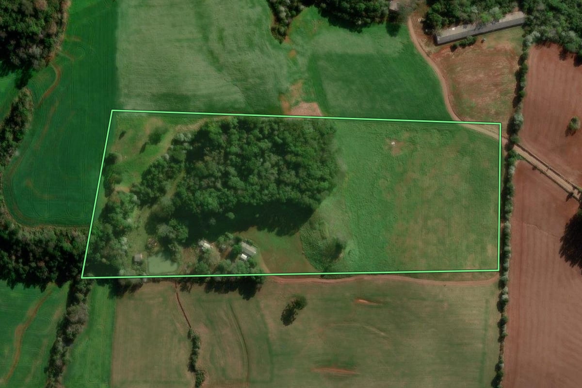 Imagem de satélite do imóvel rural em Francisco Beltrão (PR), com o contorno declarado no CAR desenhado por cima.