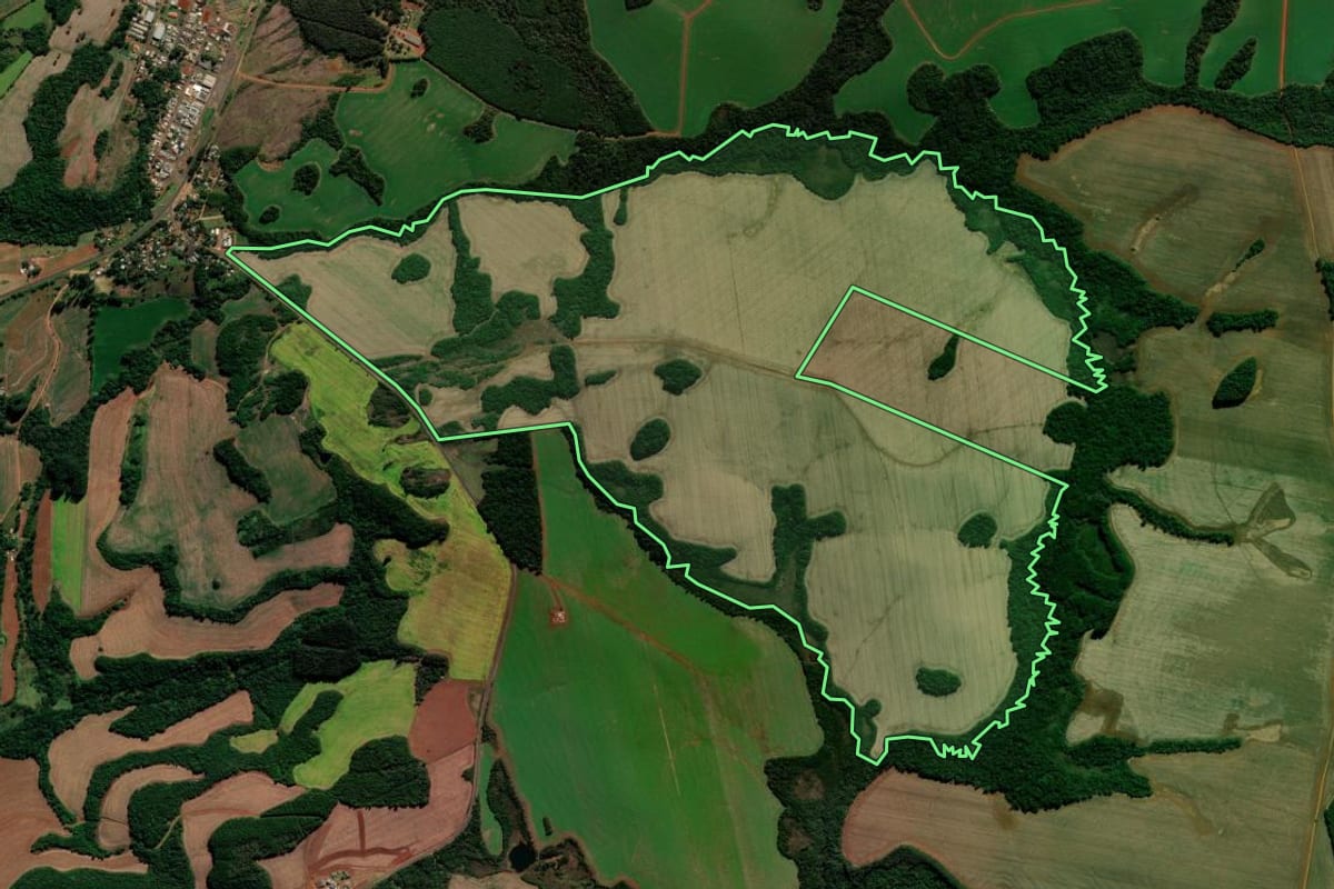 Imagem de satélite do imóvel rural em Foz do Jordão (PR), com o contorno declarado no CAR desenhado por cima.