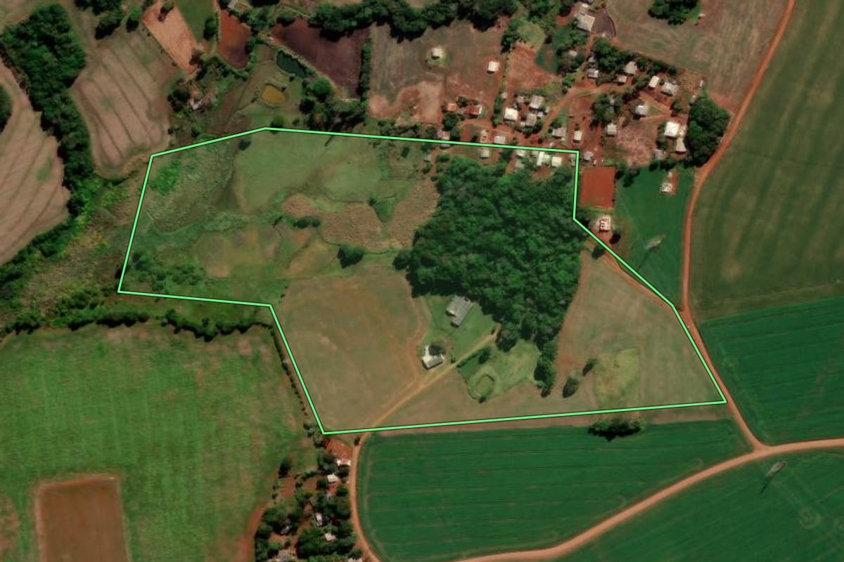 Imagem de satélite do imóvel rural em Foz do Jordão (PR), com o contorno declarado no CAR desenhado por cima.