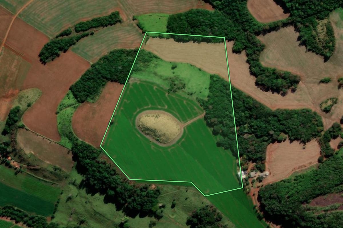 Imagem de satélite do imóvel rural em Foz do Jordão (PR), com o contorno declarado no CAR desenhado por cima.