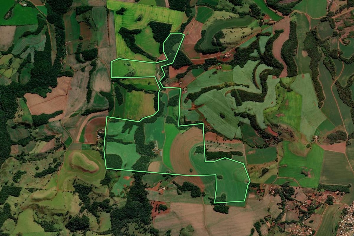 Imagem de satélite do imóvel rural em Foz do Jordão (PR), com o contorno declarado no CAR desenhado por cima.