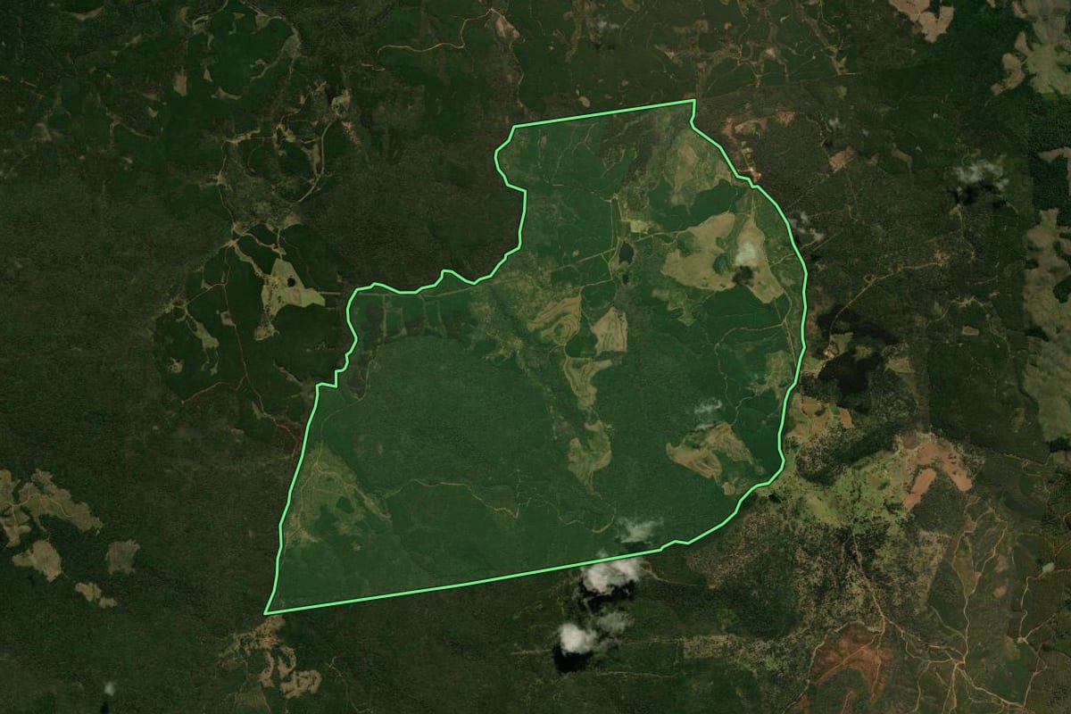 Imagem de satélite do imóvel rural em General Carneiro (PR), com o contorno declarado no CAR desenhado por cima.