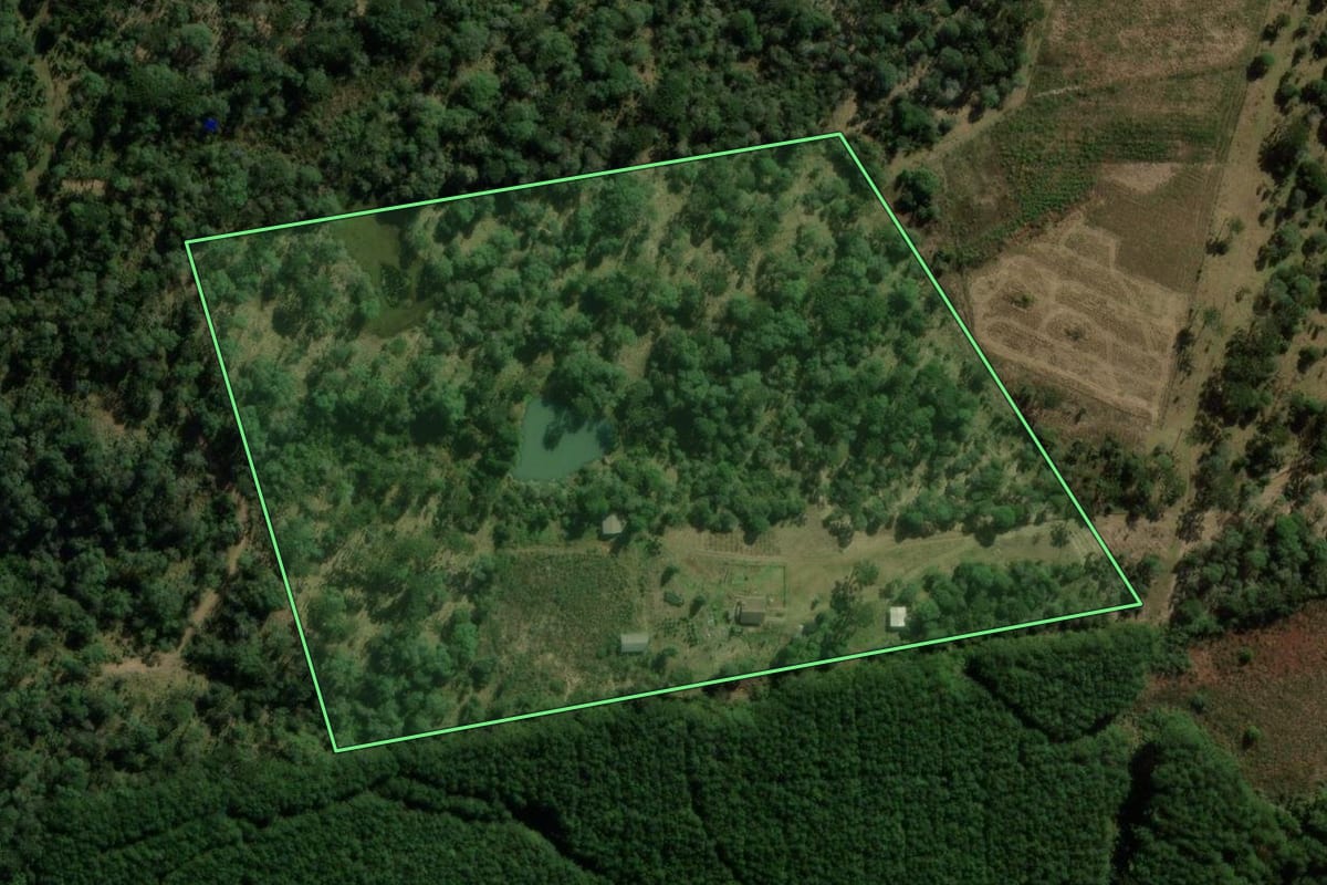 Imagem de satélite do imóvel rural em General Carneiro (PR), com o contorno declarado no CAR desenhado por cima.