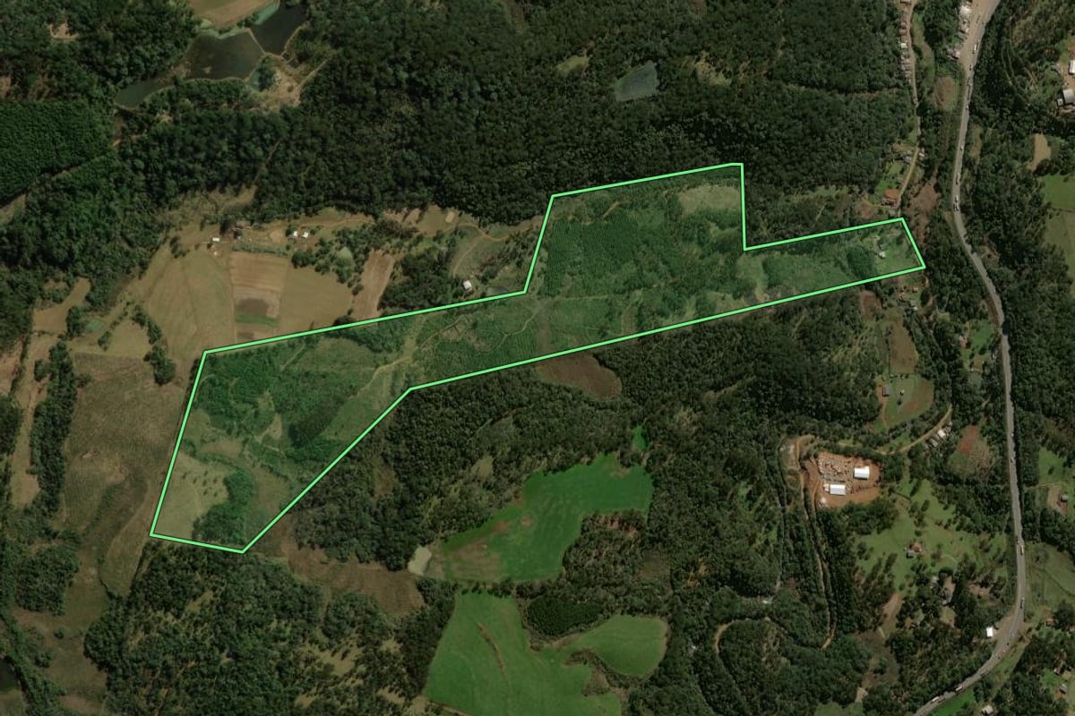 Imagem de satélite do imóvel rural em General Carneiro (PR), com o contorno declarado no CAR desenhado por cima.