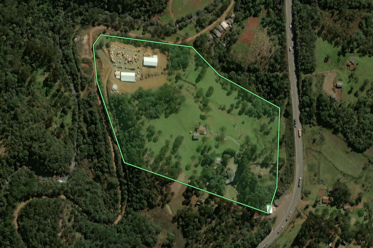 Imagem de satélite do imóvel rural em General Carneiro (PR), com o contorno declarado no CAR desenhado por cima.