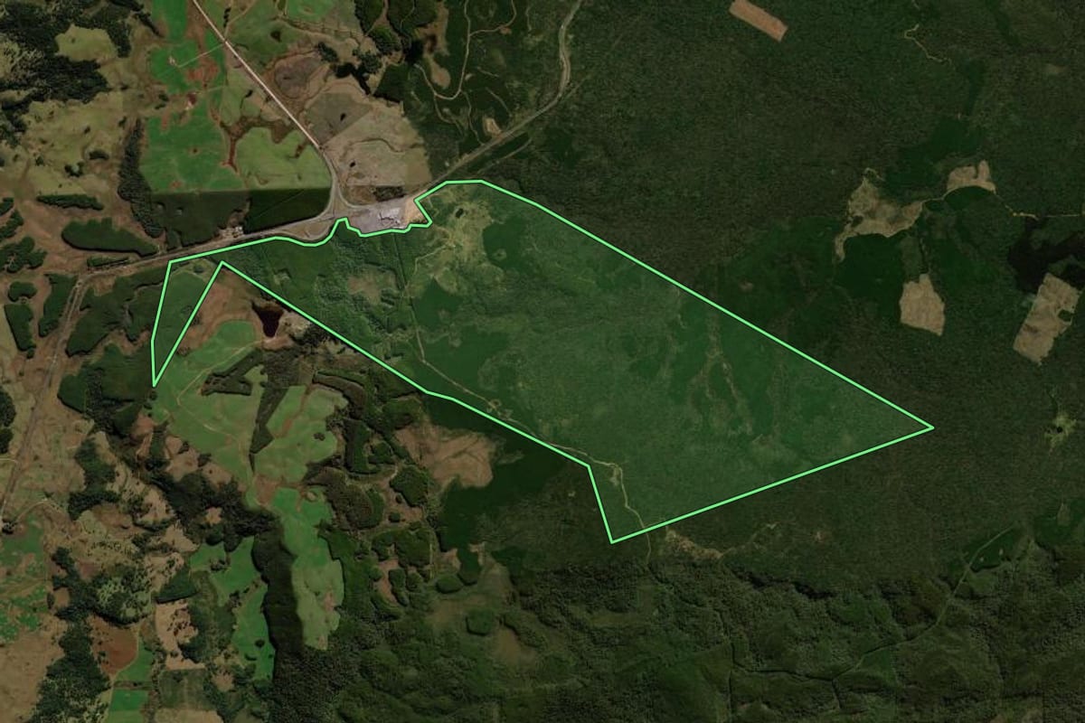 Imagem de satélite do imóvel rural em General Carneiro (PR), com o contorno declarado no CAR desenhado por cima.