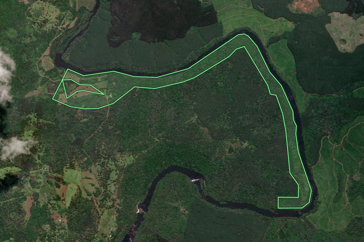 Imagem de satélite do imóvel rural em General Carneiro (PR), com o contorno declarado no CAR desenhado por cima.