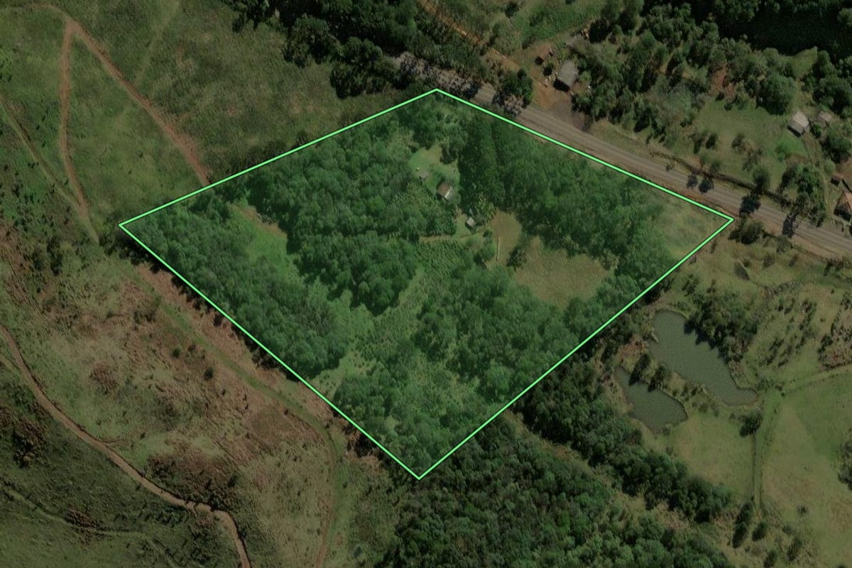 Imagem de satélite do imóvel rural em General Carneiro (PR), com o contorno declarado no CAR desenhado por cima.