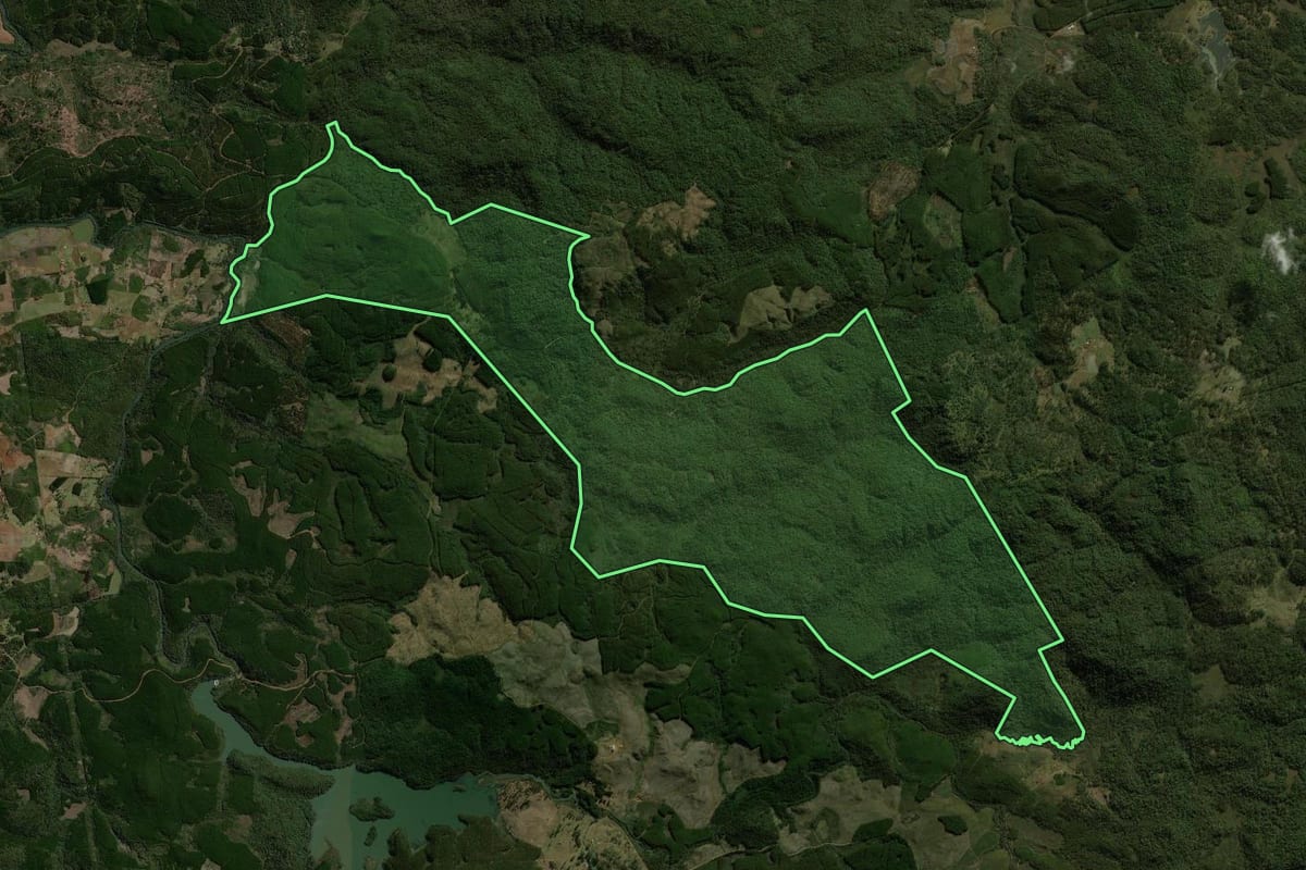 Imagem de satélite do imóvel rural em General Carneiro (PR), com o contorno declarado no CAR desenhado por cima.