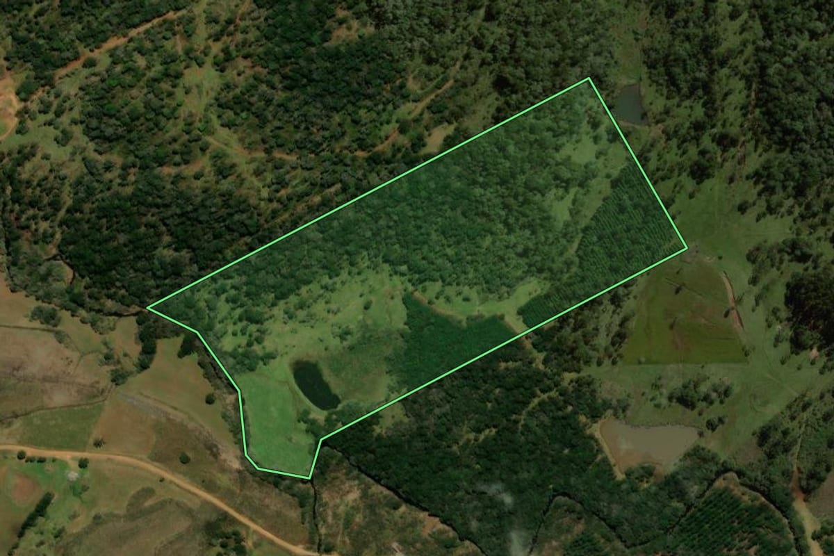Imagem de satélite do imóvel rural em General Carneiro (PR), com o contorno declarado no CAR desenhado por cima.