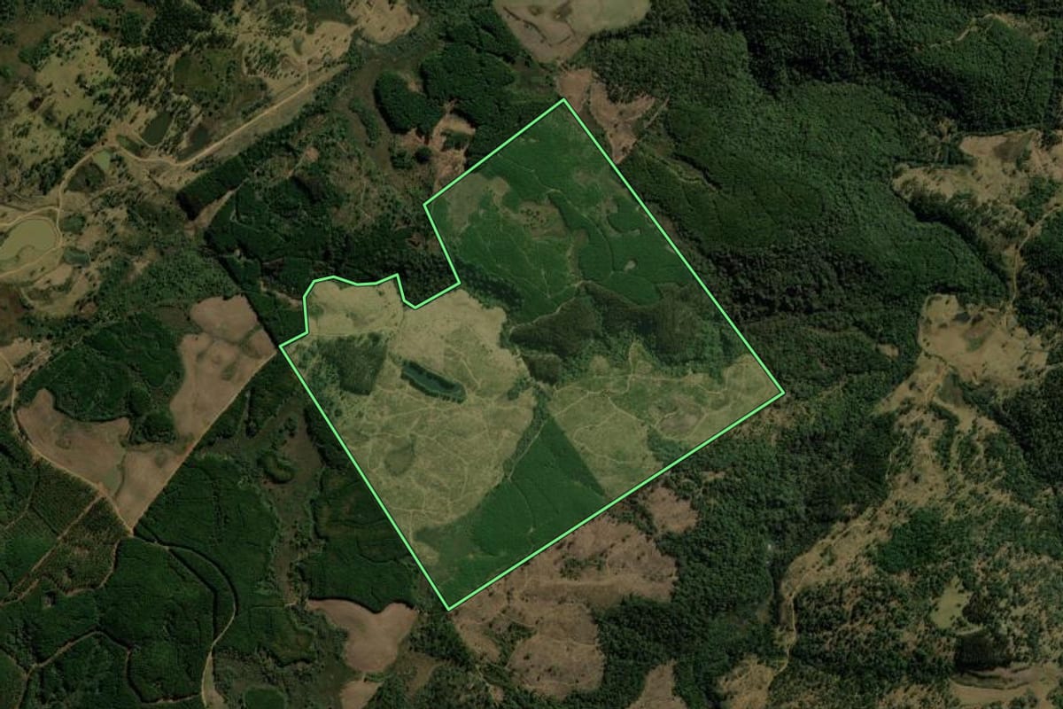 Imagem de satélite do imóvel rural em General Carneiro (PR), com o contorno declarado no CAR desenhado por cima.