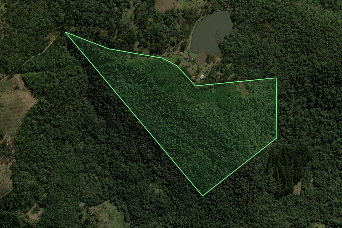 Imagem de satélite do imóvel rural em General Carneiro (PR), com o contorno declarado no CAR desenhado por cima.