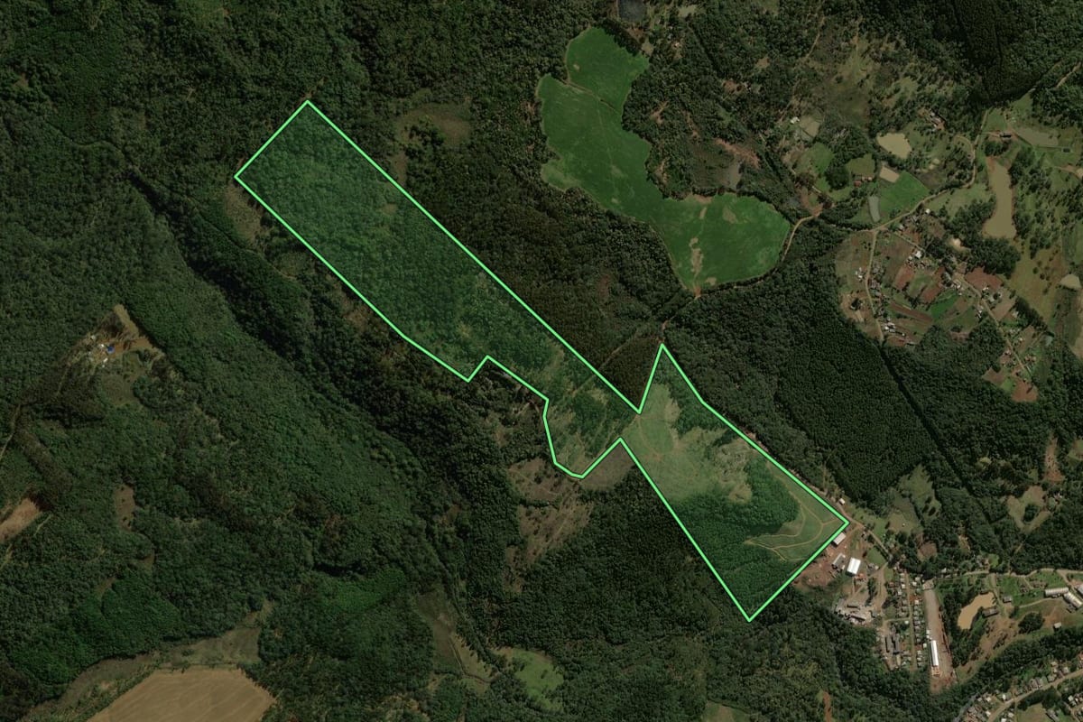 Imagem de satélite do imóvel rural em General Carneiro (PR), com o contorno declarado no CAR desenhado por cima.