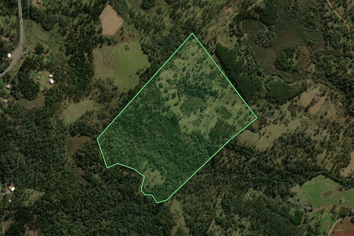 Imagem de satélite do imóvel rural em General Carneiro (PR), com o contorno declarado no CAR desenhado por cima.