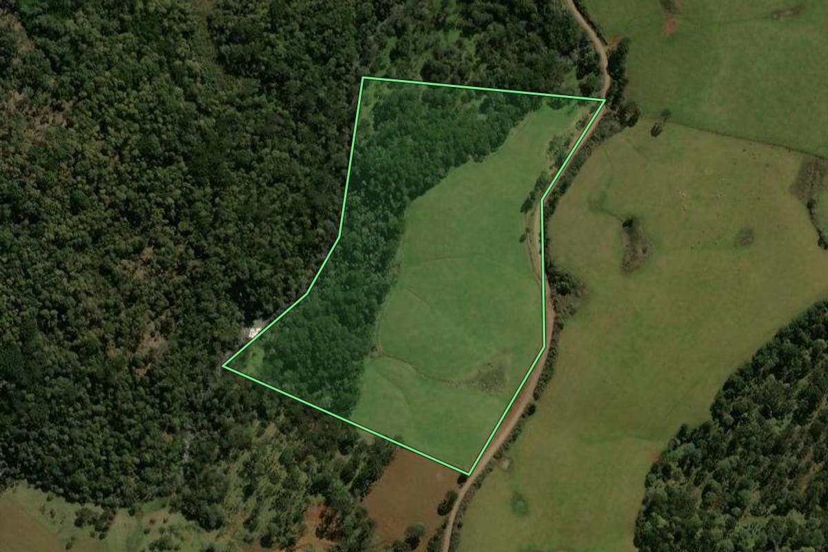 Imagem de satélite do imóvel rural em General Carneiro (PR), com o contorno declarado no CAR desenhado por cima.