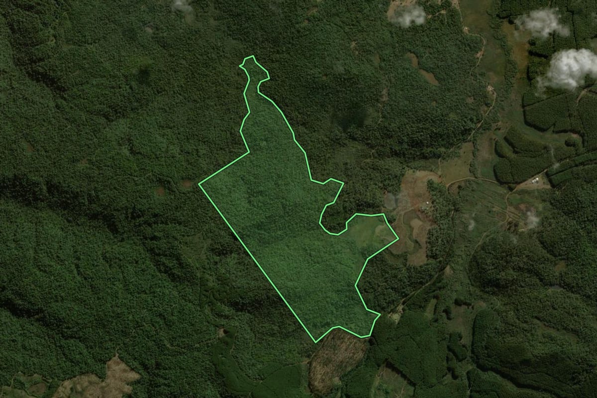 Imagem de satélite do imóvel rural em General Carneiro (PR), com o contorno declarado no CAR desenhado por cima.
