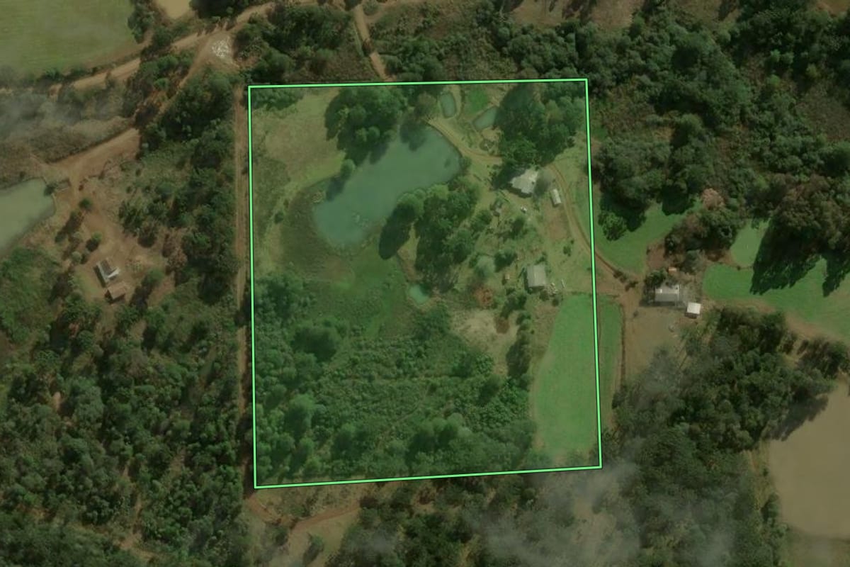 Imagem de satélite do imóvel rural em General Carneiro (PR), com o contorno declarado no CAR desenhado por cima.