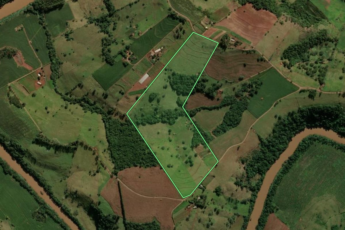 Imagem de satélite do imóvel rural em Godoy Moreira (PR), com o contorno declarado no CAR desenhado por cima.