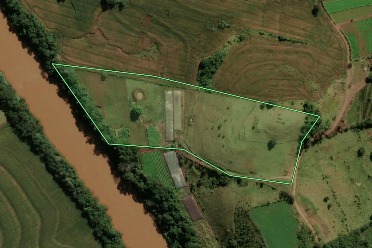 Imagem de satélite do imóvel rural em Godoy Moreira (PR), com o contorno declarado no CAR desenhado por cima.