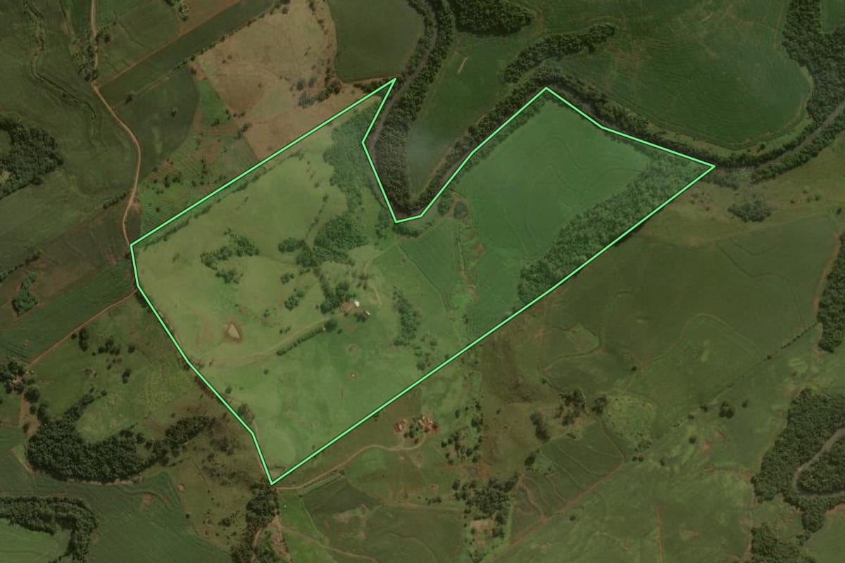 Imagem de satélite do imóvel rural em Godoy Moreira (PR), com o contorno declarado no CAR desenhado por cima.