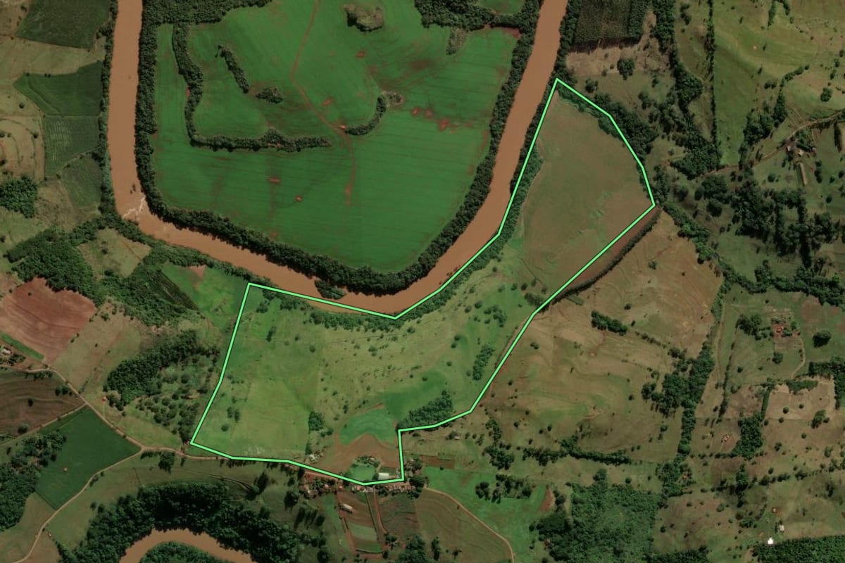 Imagem de satélite do imóvel rural em Godoy Moreira (PR), com o contorno declarado no CAR desenhado por cima.