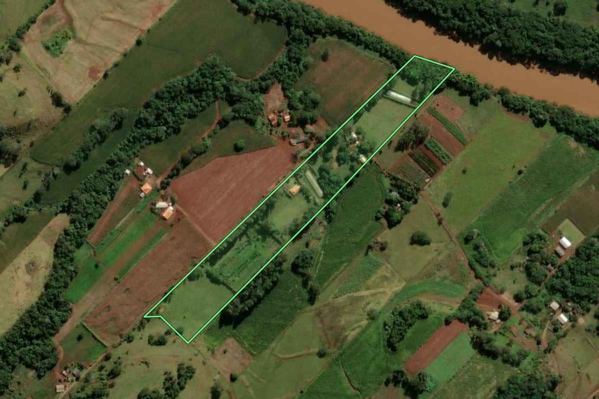Imagem de satélite do imóvel rural em Godoy Moreira (PR), com o contorno declarado no CAR desenhado por cima.