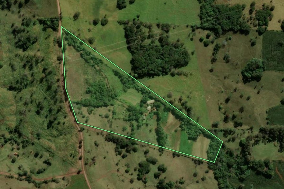 Imagem de satélite do imóvel rural em Godoy Moreira (PR), com o contorno declarado no CAR desenhado por cima.