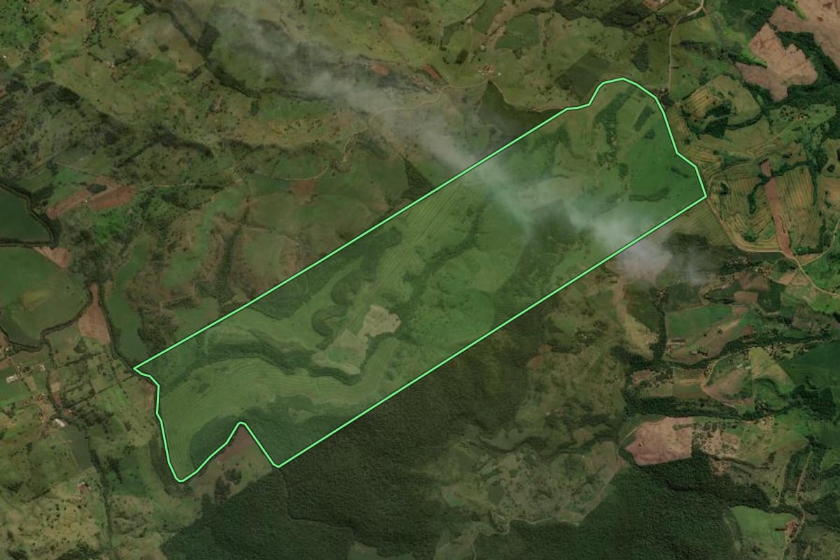 Imagem de satélite do imóvel rural em Godoy Moreira (PR), com o contorno declarado no CAR desenhado por cima.