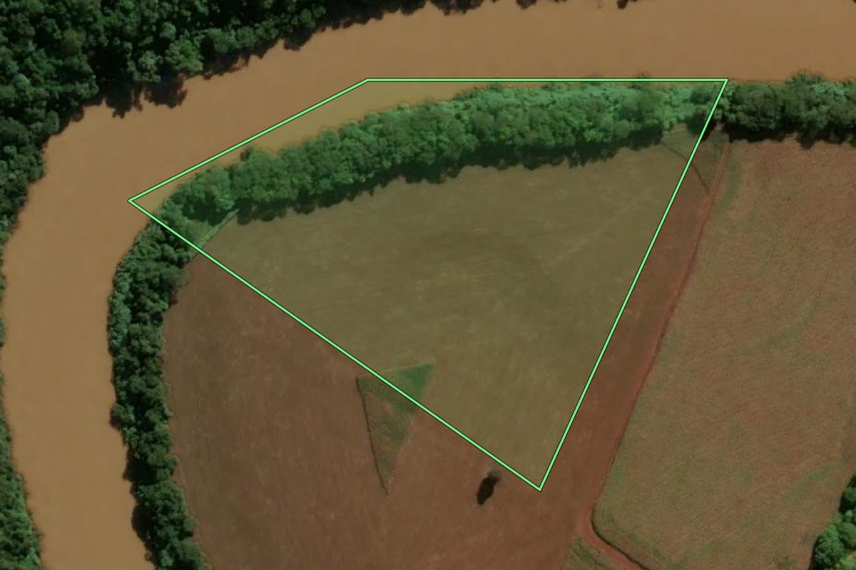 Imagem de satélite do imóvel rural em Godoy Moreira (PR), com o contorno declarado no CAR desenhado por cima.