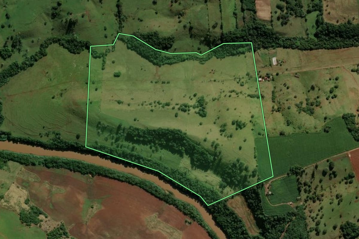 Imagem de satélite do imóvel rural em Godoy Moreira (PR), com o contorno declarado no CAR desenhado por cima.