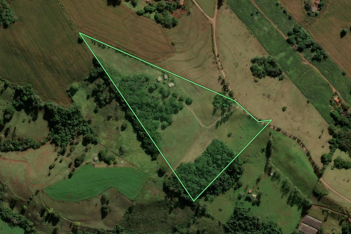 Imagem de satélite do imóvel rural em Godoy Moreira (PR), com o contorno declarado no CAR desenhado por cima.