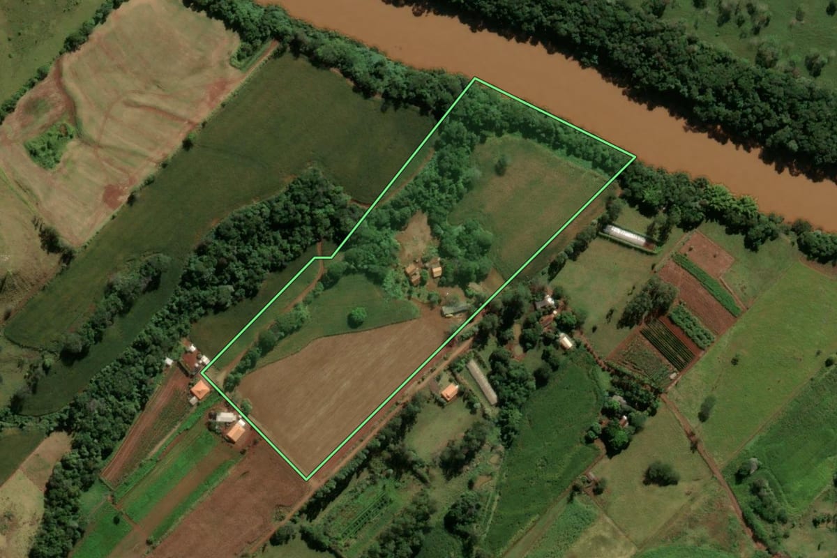 Imagem de satélite do imóvel rural em Godoy Moreira (PR), com o contorno declarado no CAR desenhado por cima.