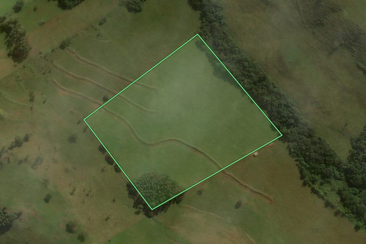 Imagem de satélite do imóvel rural em Godoy Moreira (PR), com o contorno declarado no CAR desenhado por cima.
