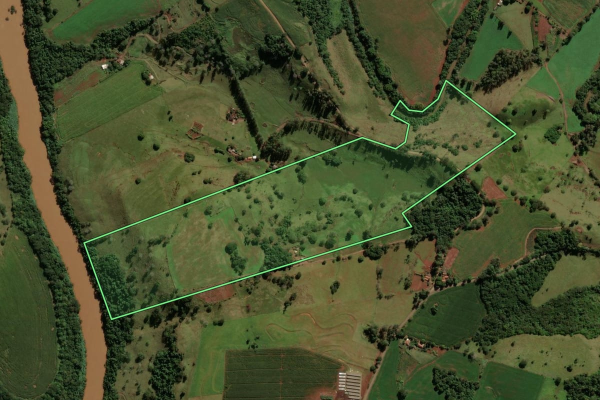 Imagem de satélite do imóvel rural em Godoy Moreira (PR), com o contorno declarado no CAR desenhado por cima.