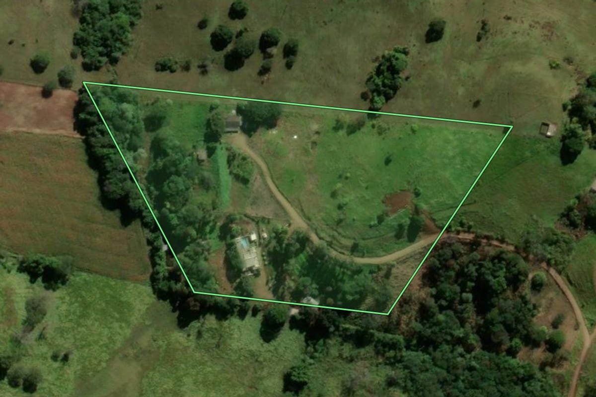 Imagem de satélite do imóvel rural em Godoy Moreira (PR), com o contorno declarado no CAR desenhado por cima.