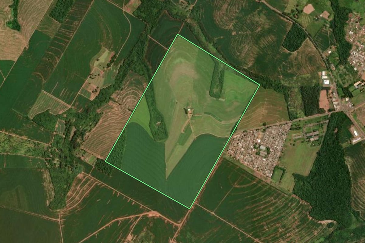 Imagem de satélite do imóvel rural em Goioerê (PR), com o contorno declarado no CAR desenhado por cima.
