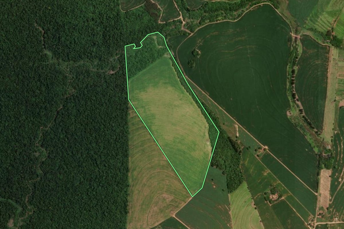 Imagem de satélite do imóvel rural em Goioerê (PR), com o contorno declarado no CAR desenhado por cima.
