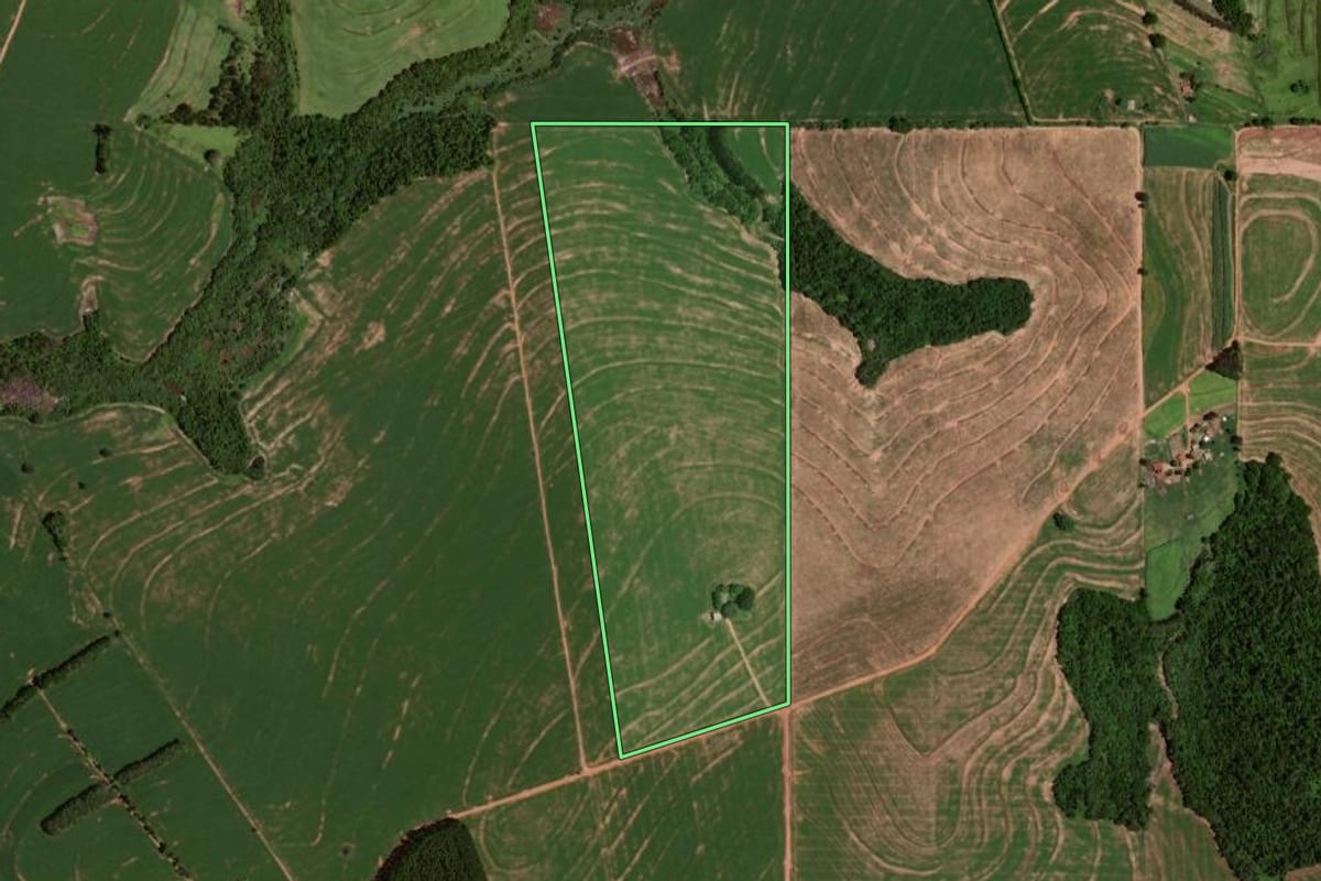 Imagem de satélite do imóvel rural em Goioerê (PR), com o contorno declarado no CAR desenhado por cima.
