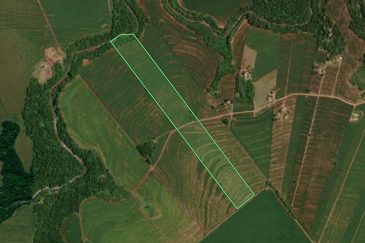 Imagem de satélite do imóvel rural em Goioerê (PR), com o contorno declarado no CAR desenhado por cima.
