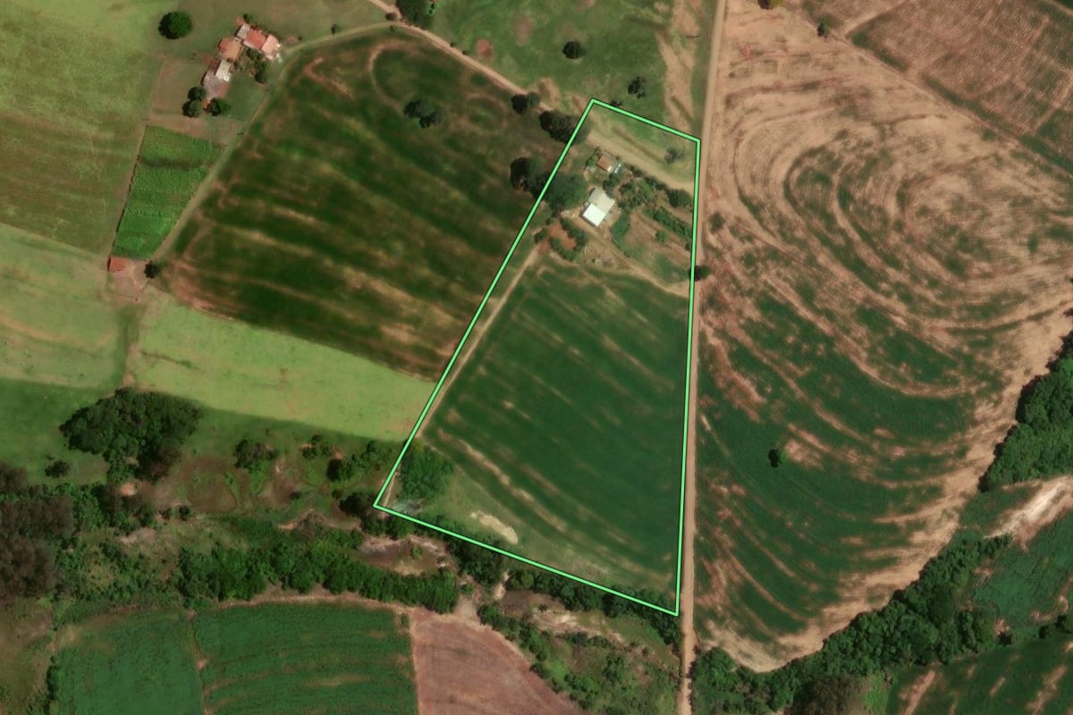 Imagem de satélite do imóvel rural em Goioerê (PR), com o contorno declarado no CAR desenhado por cima.